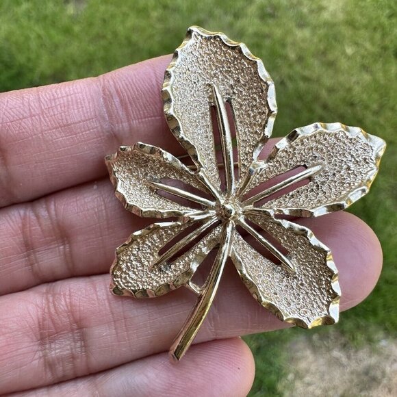 Vintage Sarah Coventry Maple Leaf Brooch Pin Gold Tone Metal Size 2" Length - Picture 5 of 7